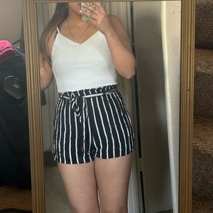 White top black stripes shorts